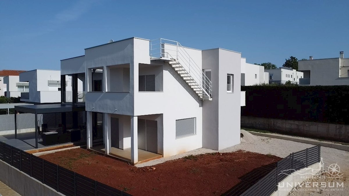 Casa a schiera con terrazza sul tetto e vista sul mare nelle vicinanze di Cittanova