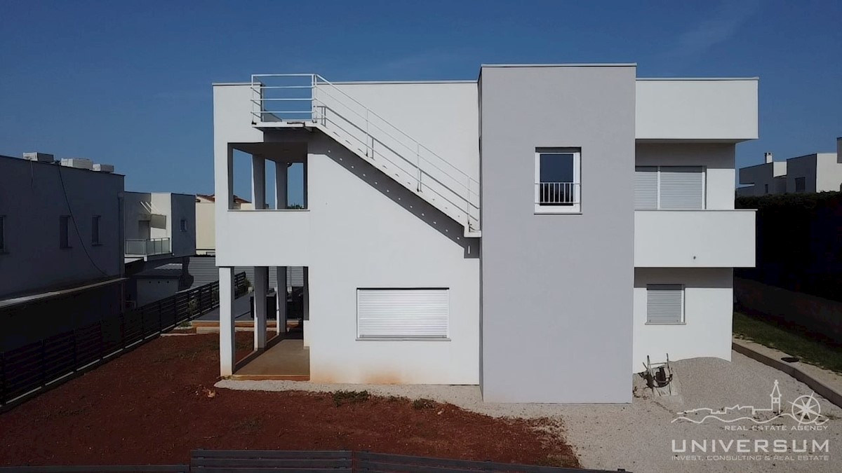 Casa a schiera con terrazza sul tetto e vista sul mare nelle vicinanze di Cittanova