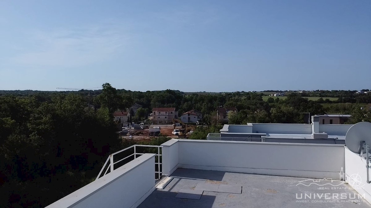 Casa a schiera con terrazza sul tetto e vista sul mare nelle vicinanze di Cittanova