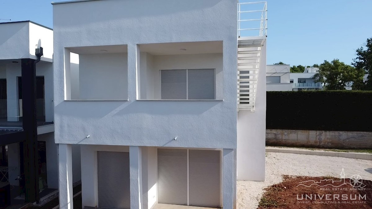 Casa a schiera con terrazza sul tetto e vista sul mare nelle vicinanze di Cittanova