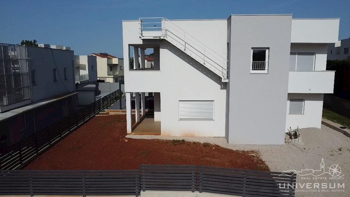 Casa a schiera con terrazza sul tetto e vista sul mare nelle vicinanze di Cittanova