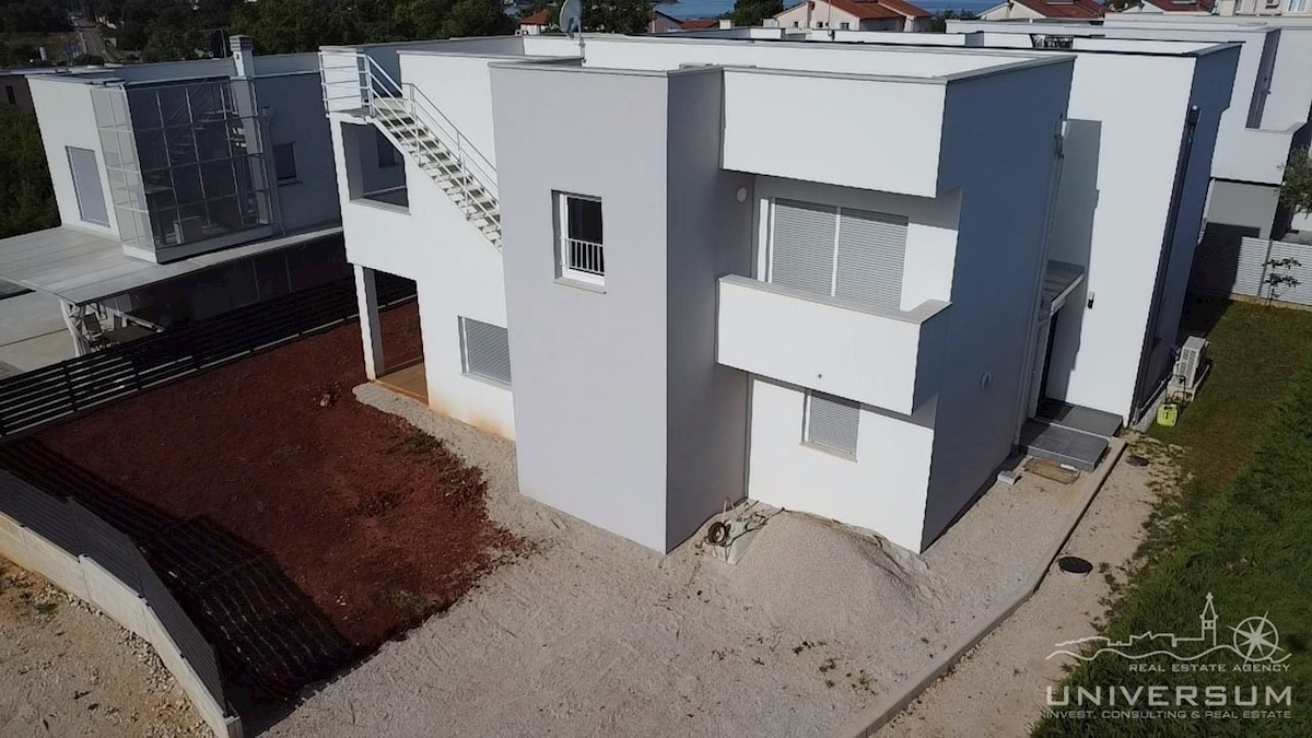 Casa a schiera con terrazza sul tetto e vista sul mare nelle vicinanze di Cittanova