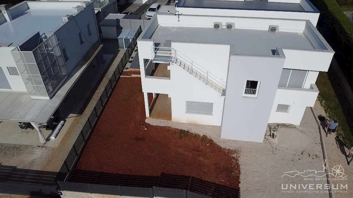 Casa a schiera con terrazza sul tetto e vista sul mare nelle vicinanze di Cittanova