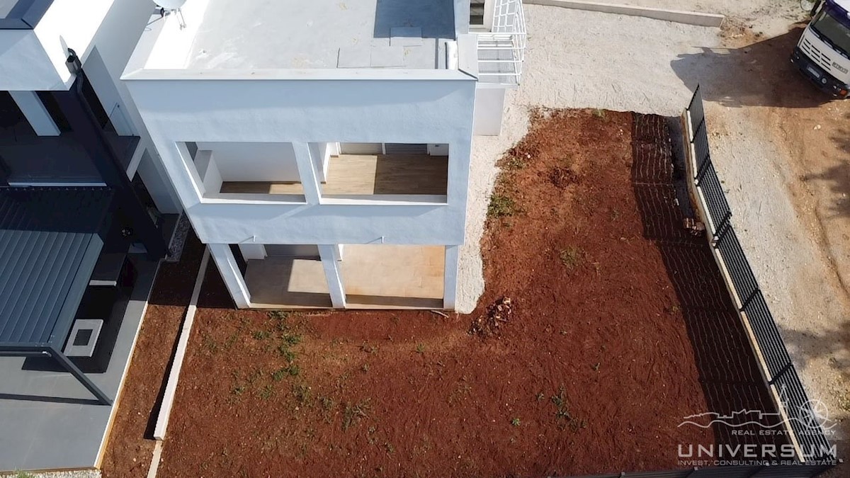 Casa a schiera con terrazza sul tetto e vista sul mare nelle vicinanze di Cittanova