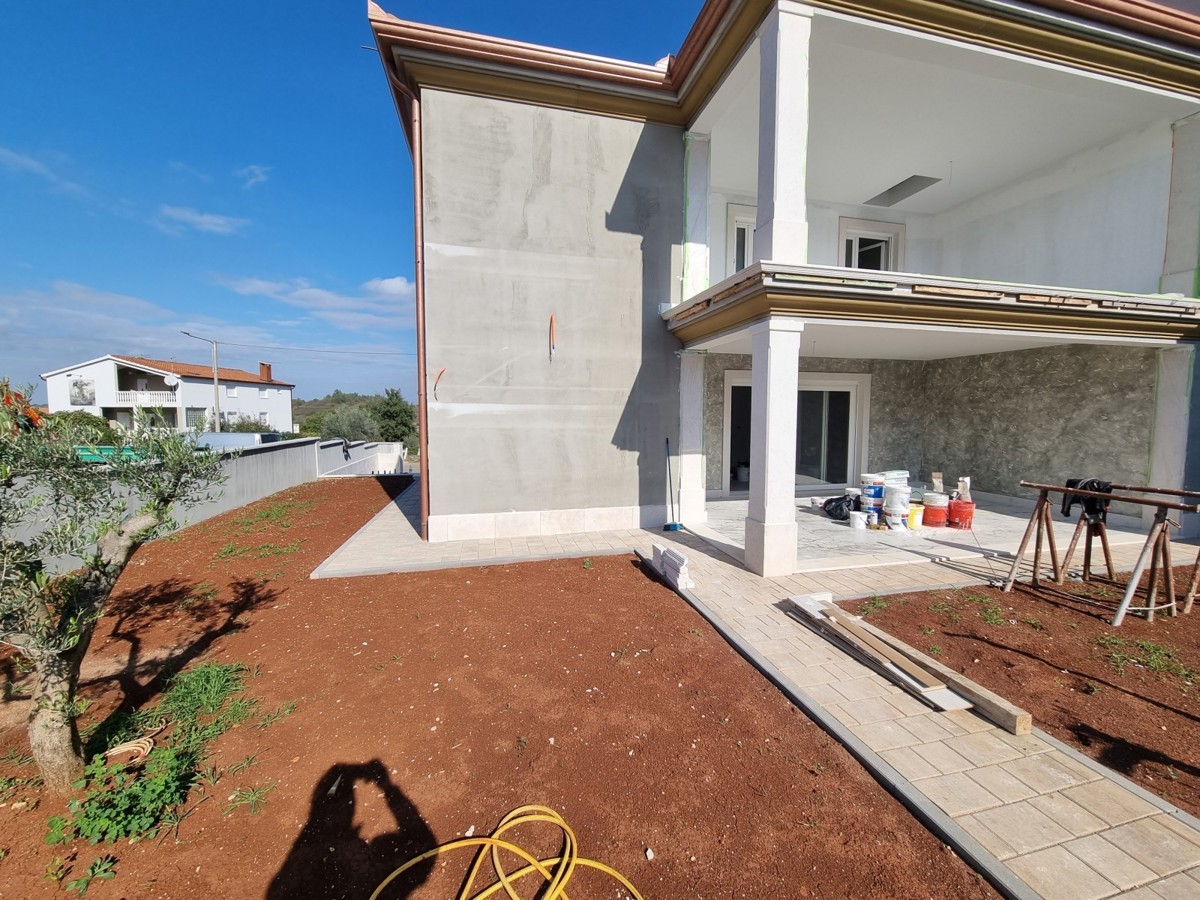 Bella casa bifamiliare con piscina nelle vicinanze di Buie