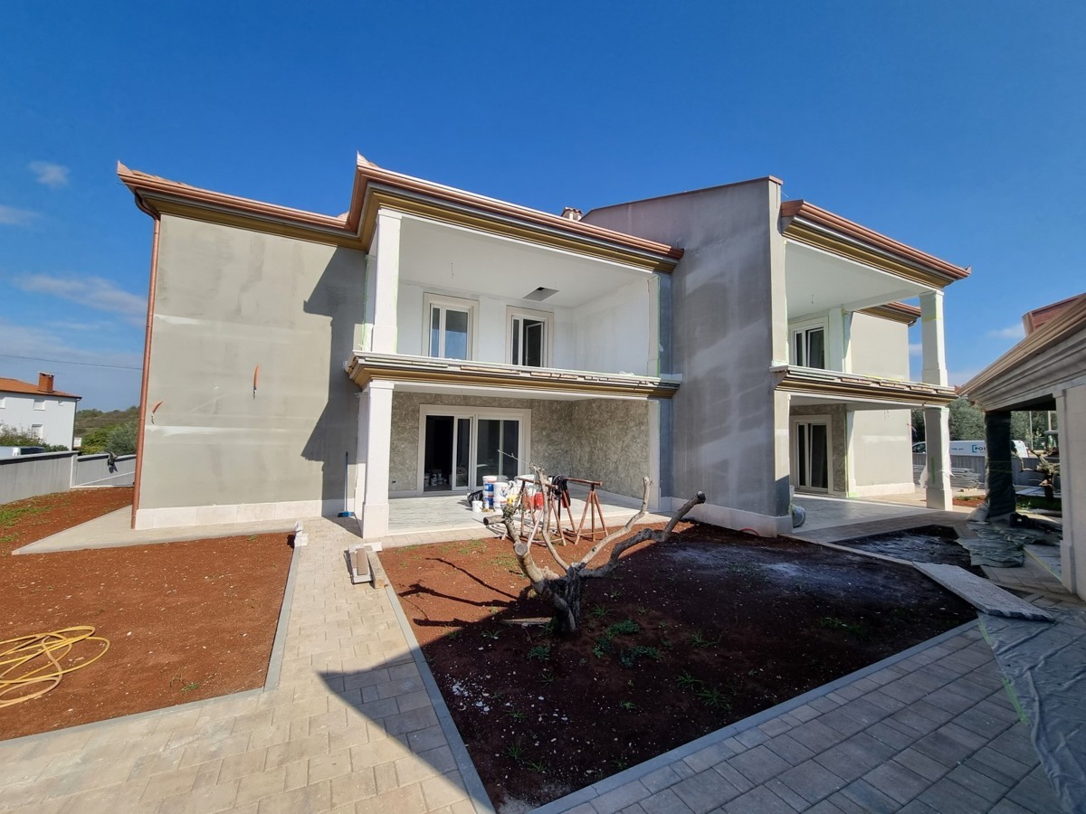 Bella casa bifamiliare con piscina nelle vicinanze di Buie