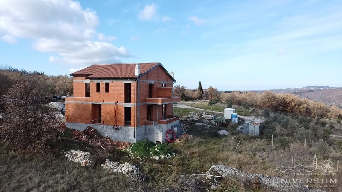 Casa duplex con piscina vicino a Buie