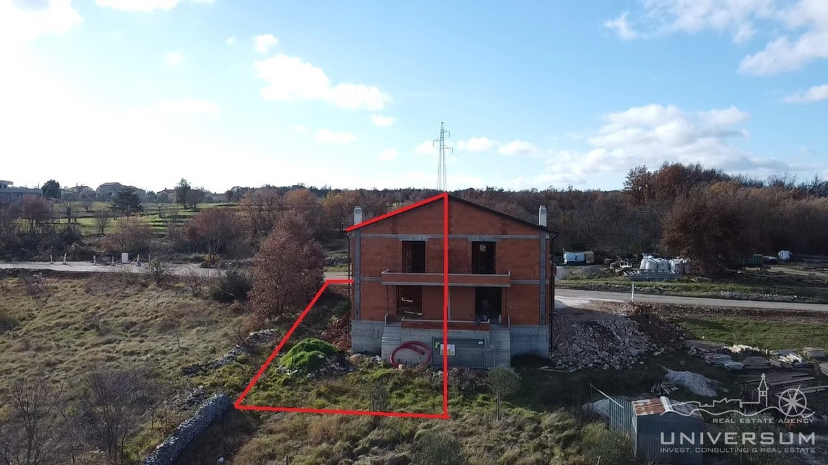 Casa duplex con piscina vicino a Buie