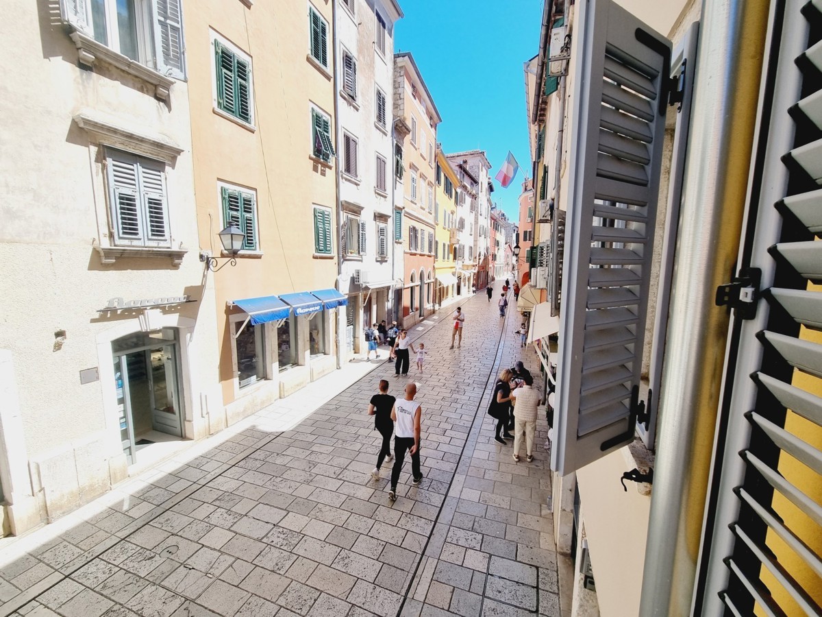 ESCLUSIVO!!! Un appartamento unico con vista sul mare e sul porto turistico nel cuore di Rovigno.