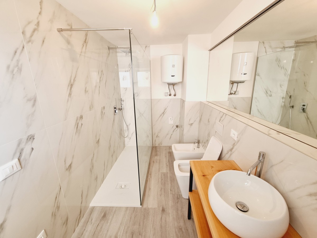 ESCLUSIVO!!! Un appartamento unico con vista sul mare e sul porto turistico nel cuore di Rovigno.