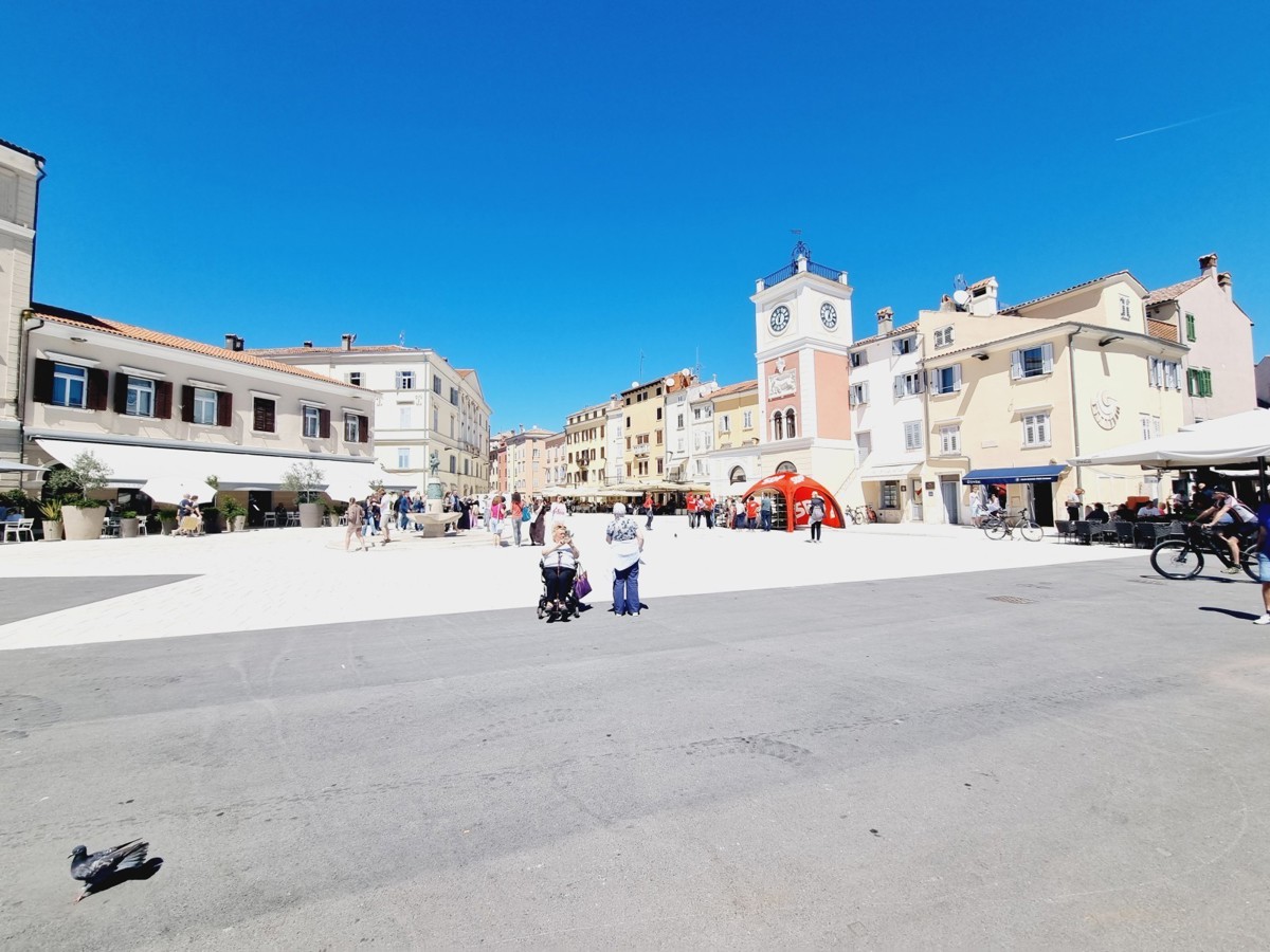 ESCLUSIVO!!! Un appartamento unico con vista sul mare e sul porto turistico nel cuore di Rovigno.