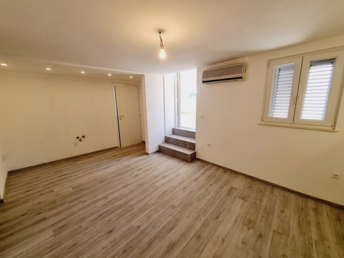 ESCLUSIVO!!! Un appartamento unico con vista sul mare e sul porto turistico nel cuore di Rovigno.