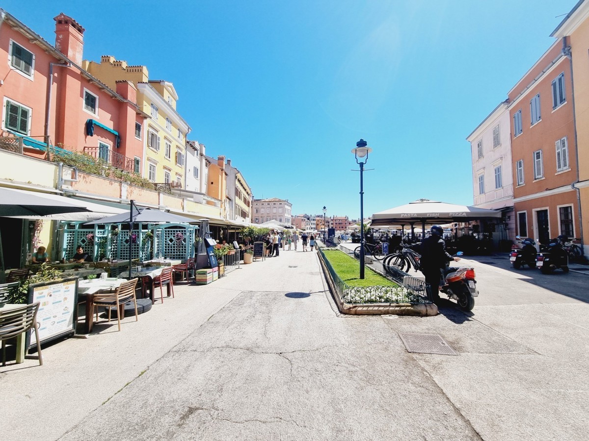 ESCLUSIVO!!! Un appartamento unico con vista sul mare e sul porto turistico nel cuore di Rovigno.