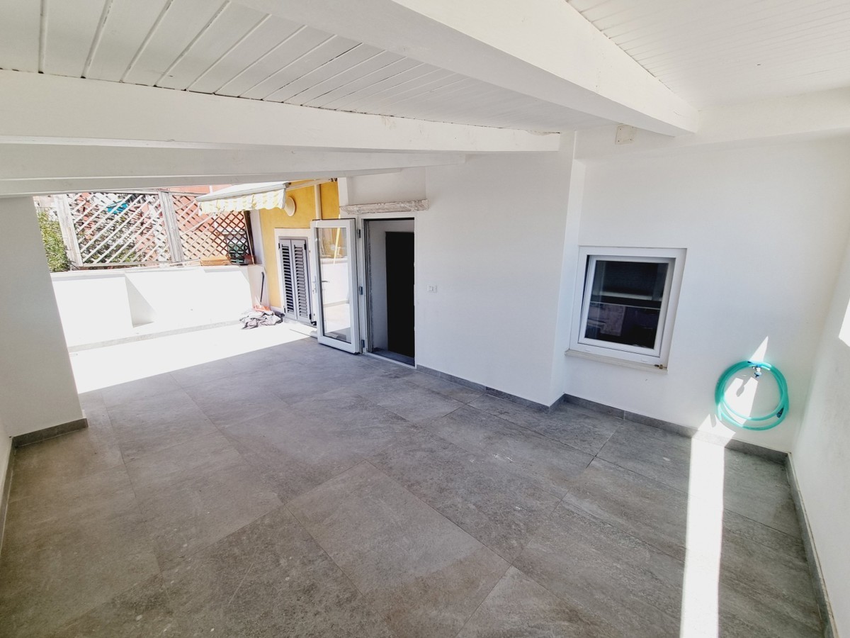 ESCLUSIVO!!! Un appartamento unico con vista sul mare e sul porto turistico nel cuore di Rovigno.