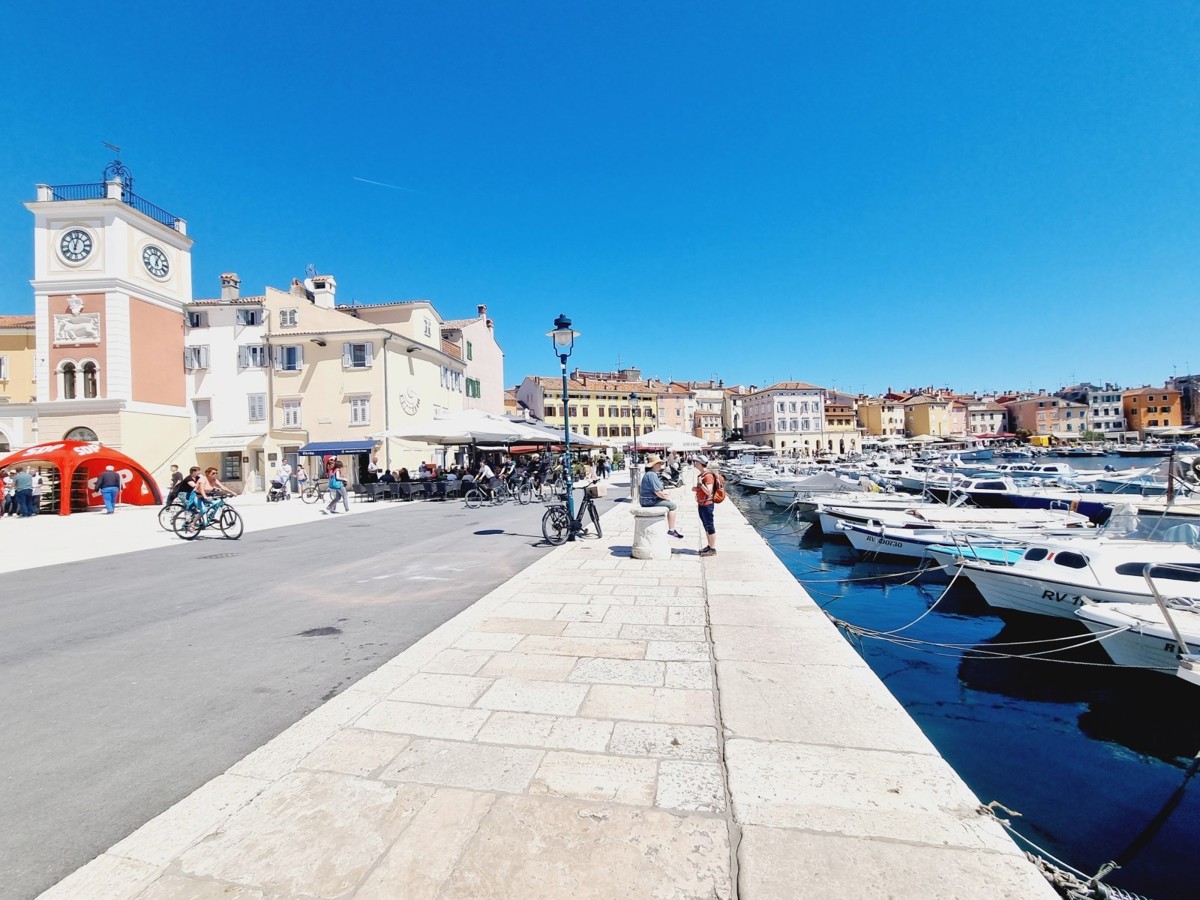 ESCLUSIVO!!! Un appartamento unico con vista sul mare e sul porto turistico nel cuore di Rovigno.