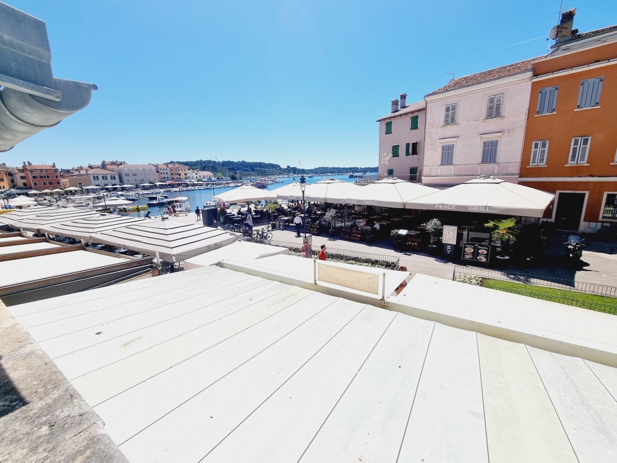 ESCLUSIVO!!! Un appartamento unico con vista sul mare e sul porto turistico nel cuore di Rovigno.
