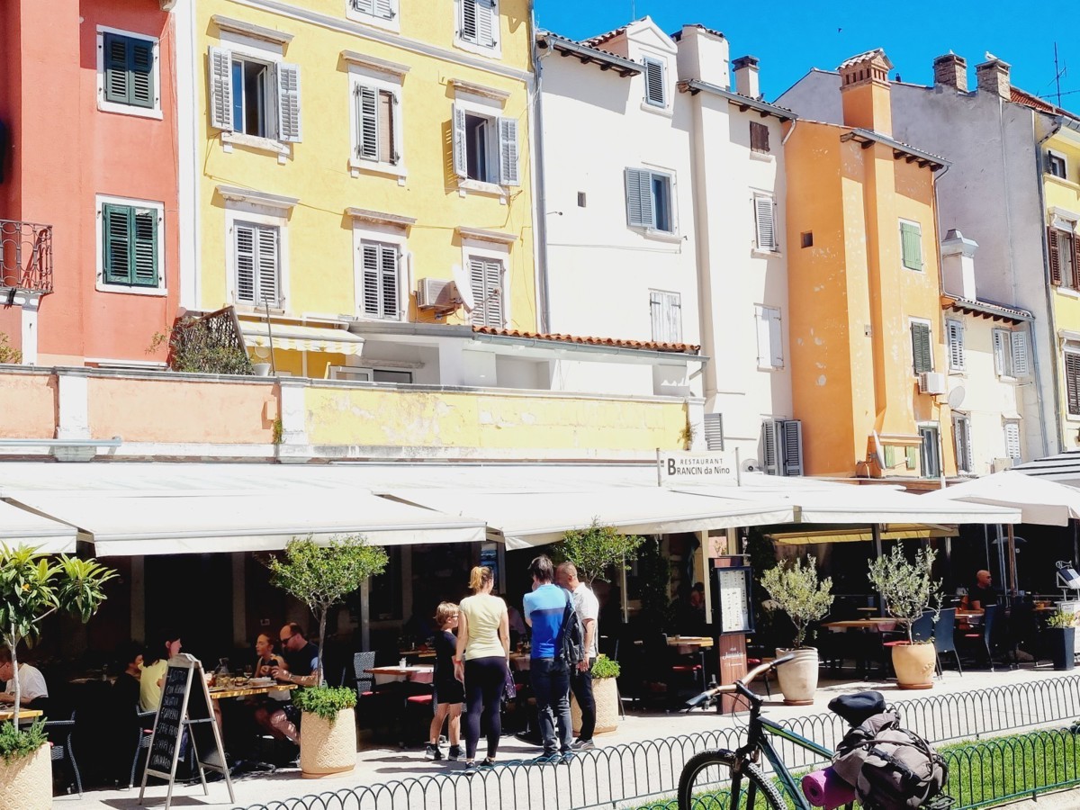 ESCLUSIVO!!! Un appartamento unico con vista sul mare e sul porto turistico nel cuore di Rovigno.