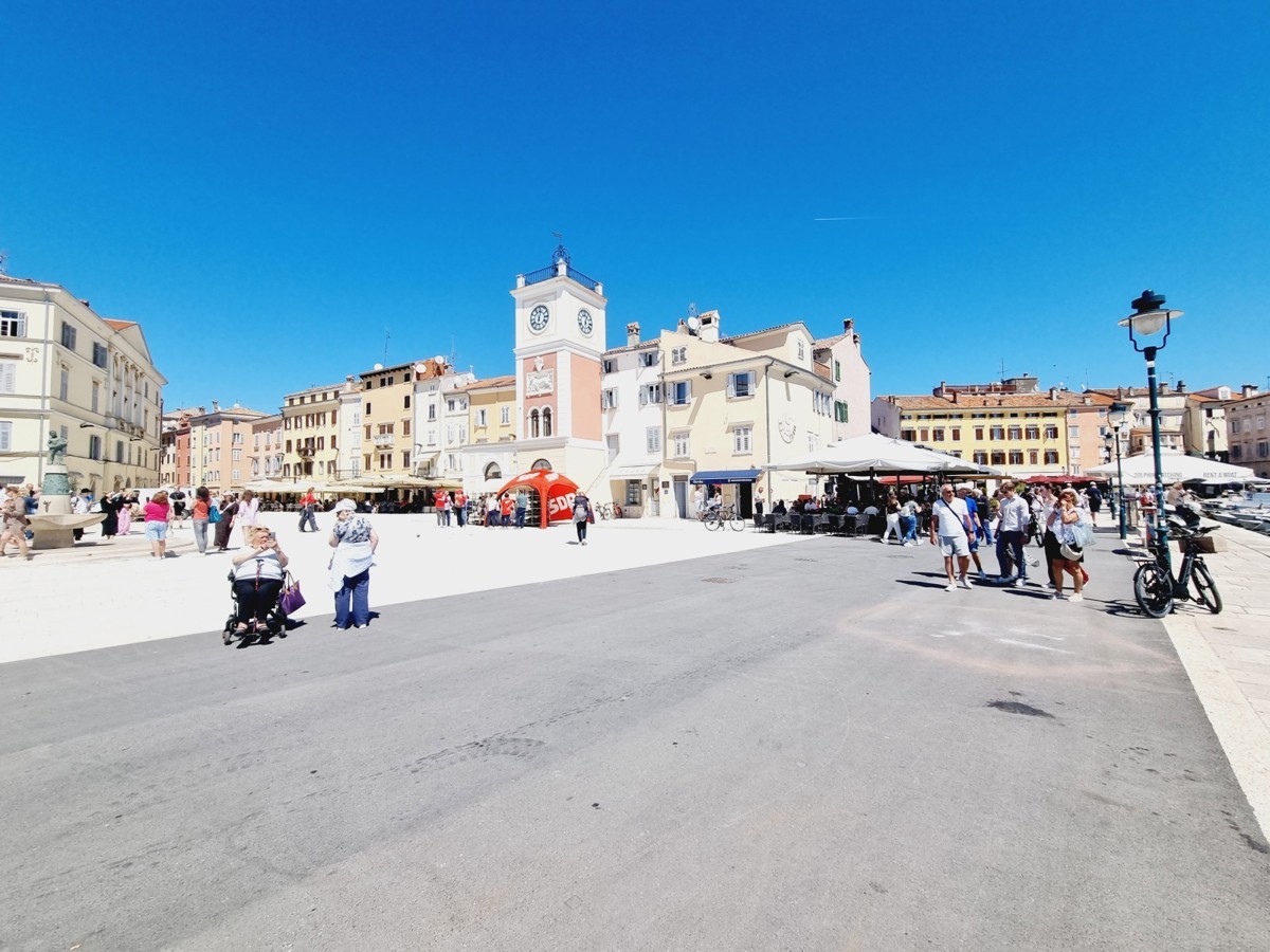 ESCLUSIVO!!! Un appartamento unico con vista sul mare e sul porto turistico nel cuore di Rovigno.