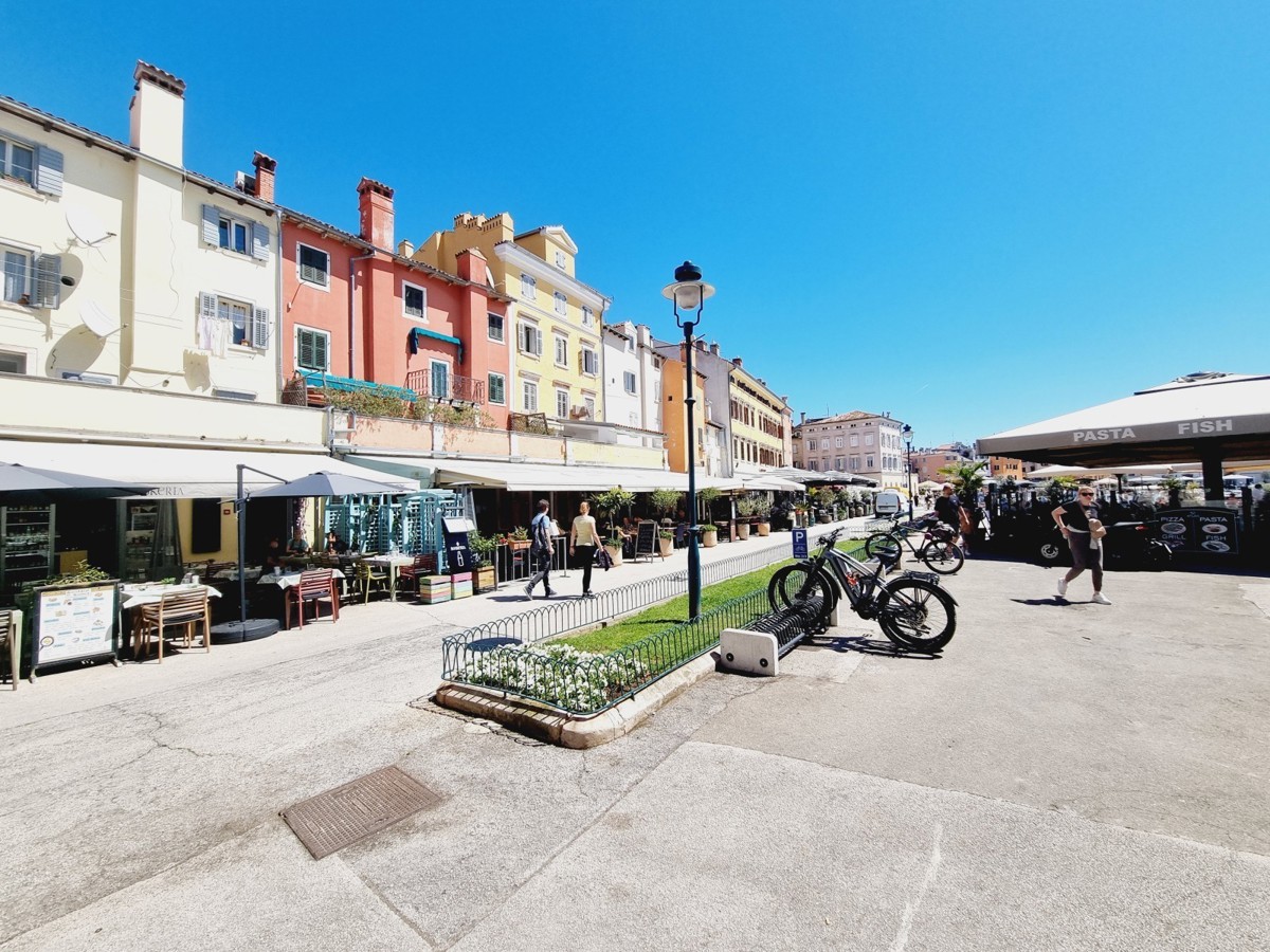 ESCLUSIVO!!! Un appartamento unico con vista sul mare e sul porto turistico nel cuore di Rovigno.