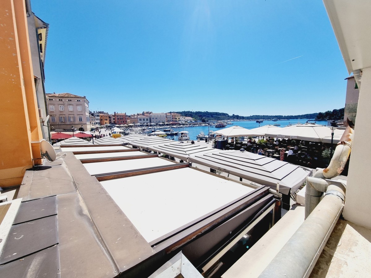 ESCLUSIVO!!! Un appartamento unico con vista sul mare e sul porto turistico nel cuore di Rovigno.