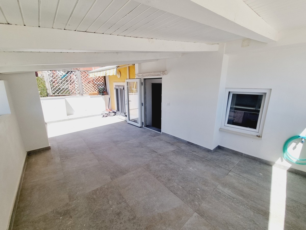 ESCLUSIVO!!! Un appartamento unico con vista sul mare e sul porto turistico nel cuore di Rovigno.