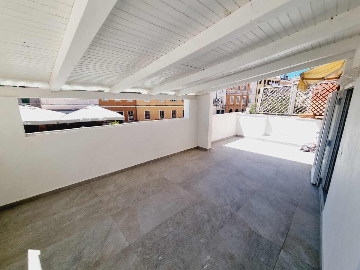 ESCLUSIVO!!! Un appartamento unico con vista sul mare e sul porto turistico nel cuore di Rovigno.