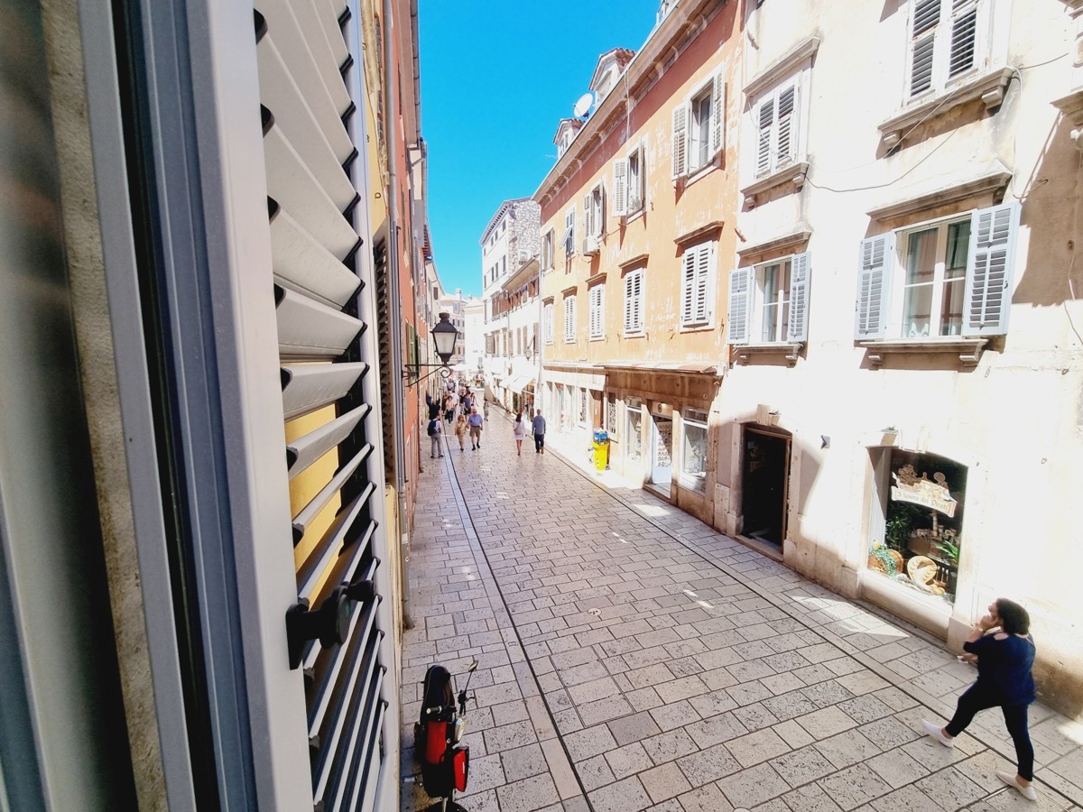 ESCLUSIVO!!! Un appartamento unico con vista sul mare e sul porto turistico nel cuore di Rovigno.