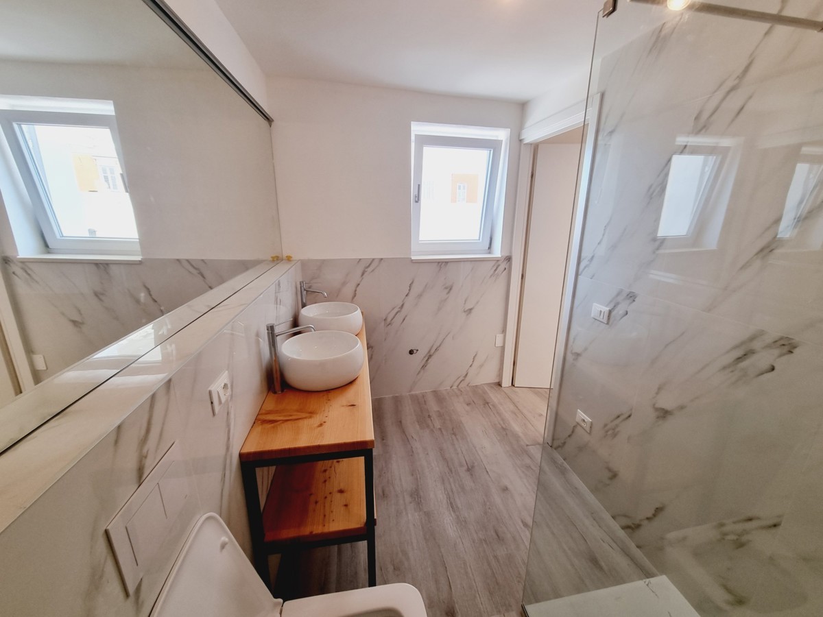 ESCLUSIVO!!! Un appartamento unico con vista sul mare e sul porto turistico nel cuore di Rovigno.