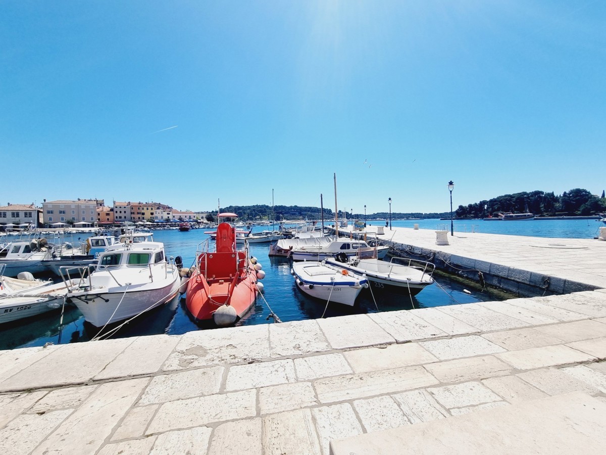 ESCLUSIVO!!! Un appartamento unico con vista sul mare e sul porto turistico nel cuore di Rovigno.