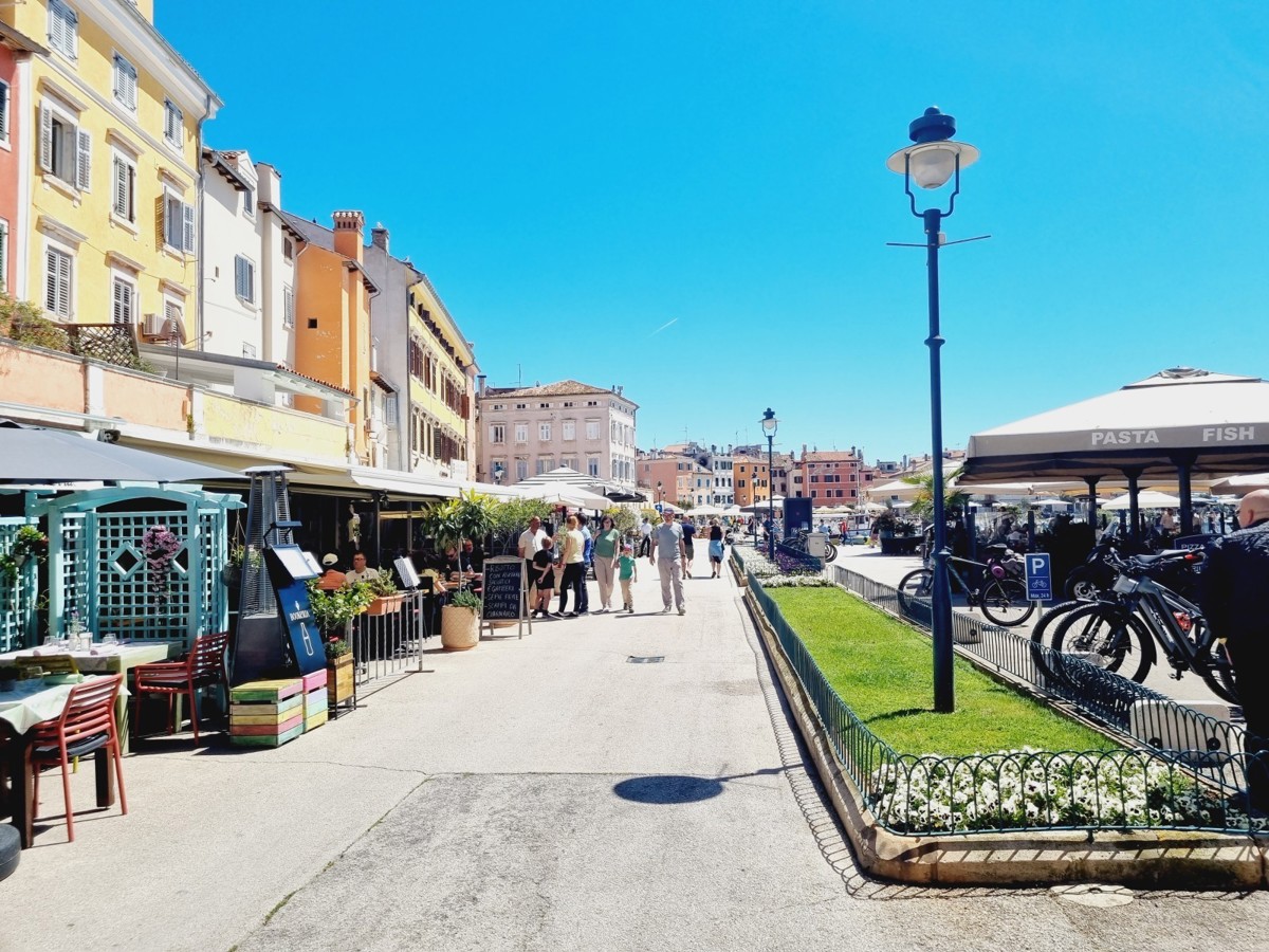 ESCLUSIVO!!! Un appartamento unico con vista sul mare e sul porto turistico nel cuore di Rovigno.