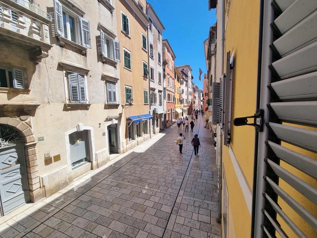 ESCLUSIVO!!! Un appartamento unico con vista sul mare e sul porto turistico nel cuore di Rovigno.