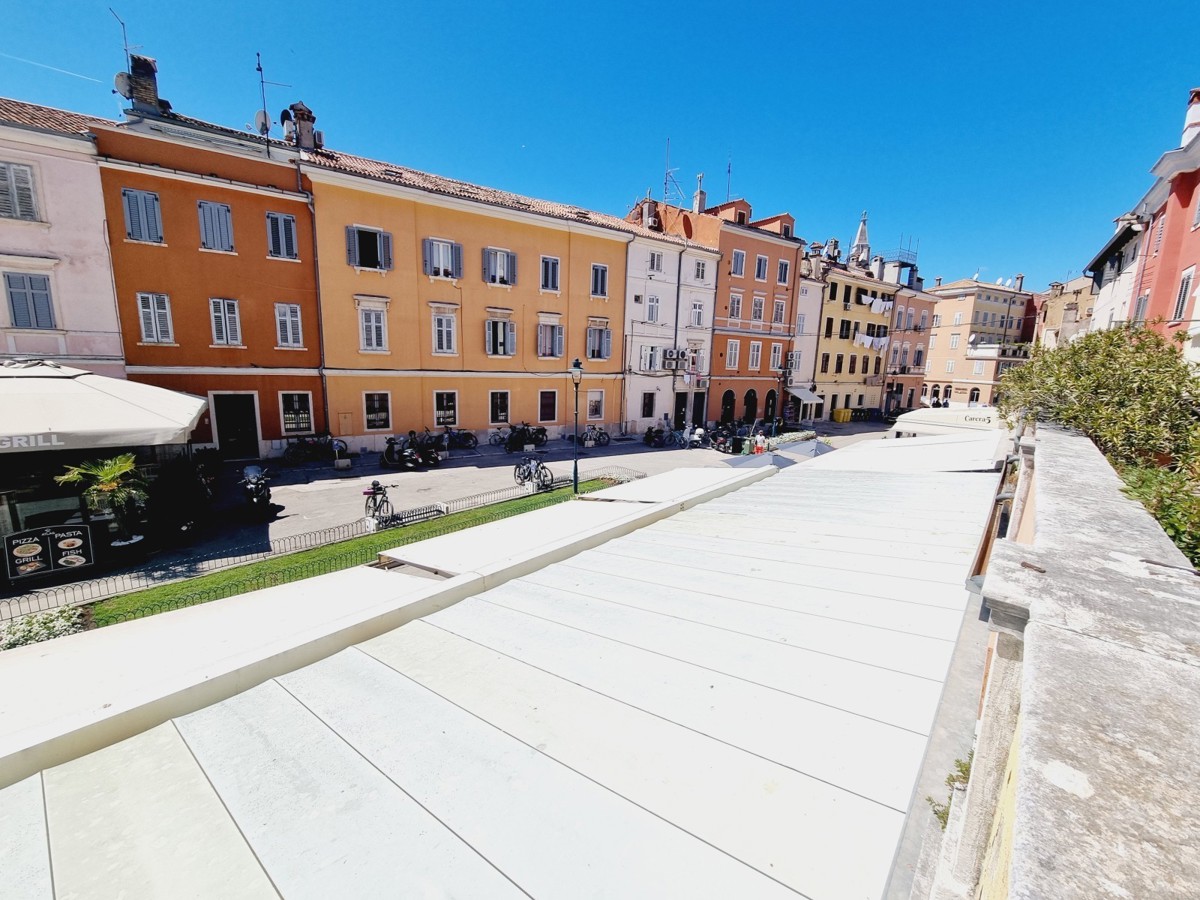ESCLUSIVO!!! Un appartamento unico con vista sul mare e sul porto turistico nel cuore di Rovigno.