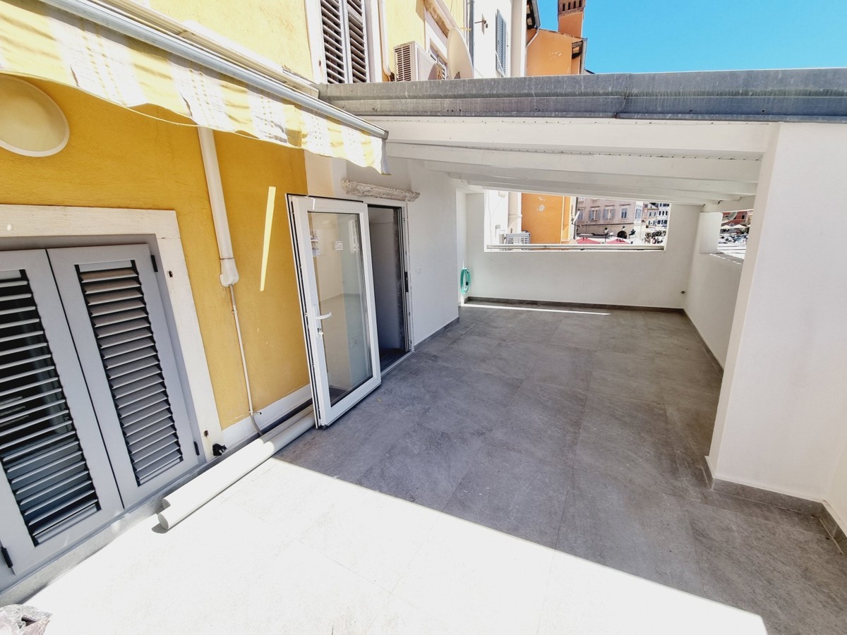 ESCLUSIVO!!! Un appartamento unico con vista sul mare e sul porto turistico nel cuore di Rovigno.