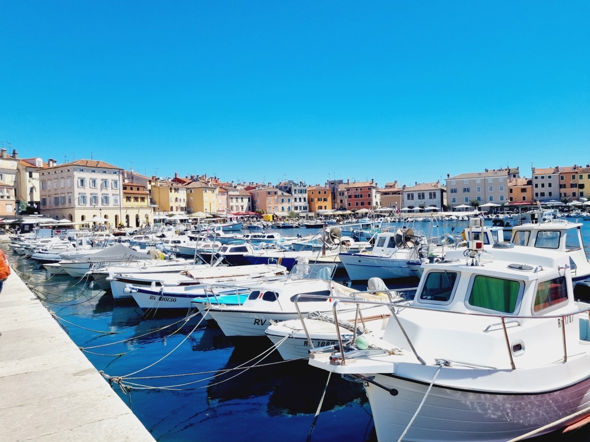ESCLUSIVO!!! Un appartamento unico con vista sul mare e sul porto turistico nel cuore di Rovigno.