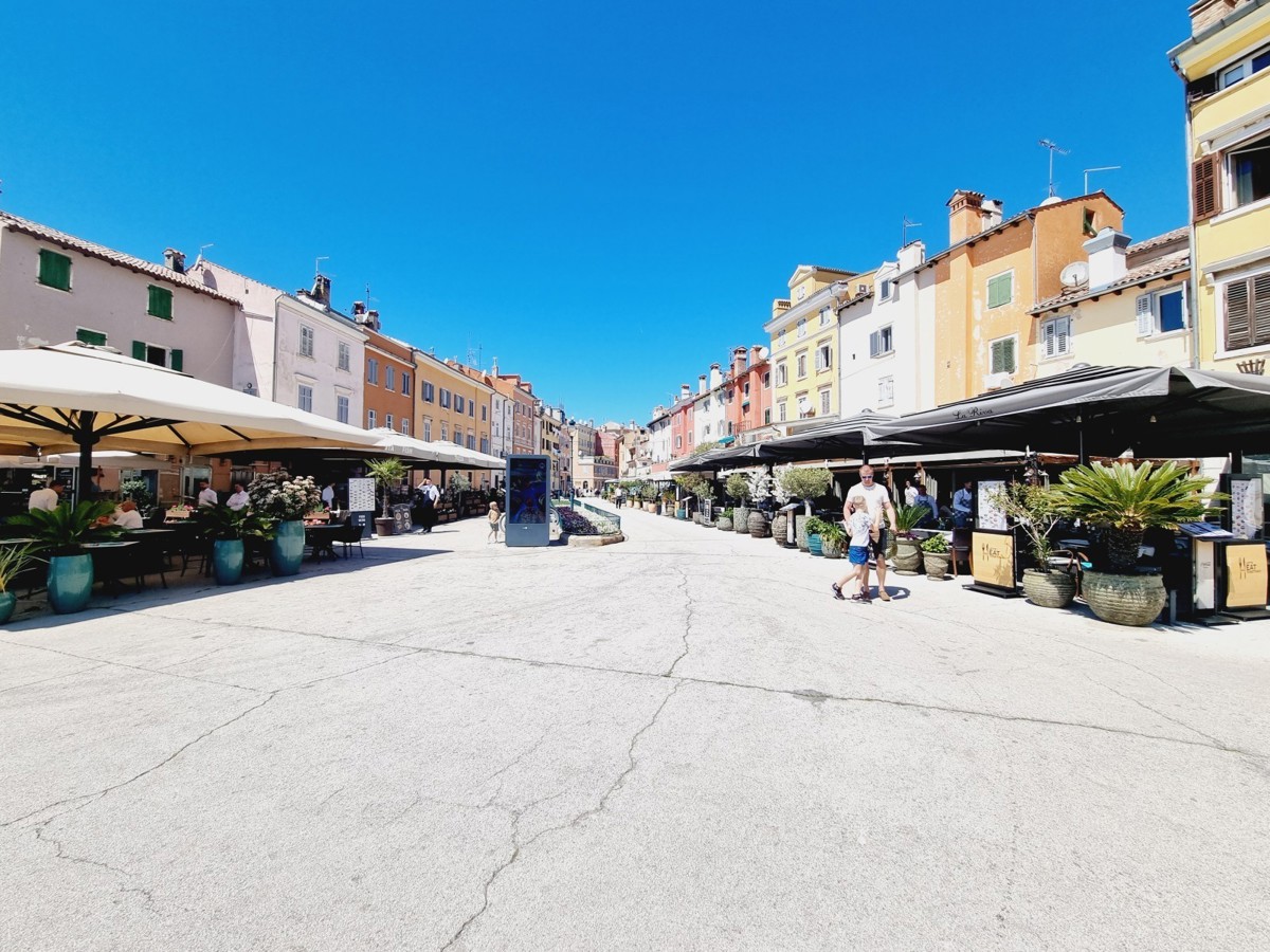 ESCLUSIVO!!! Un appartamento unico con vista sul mare e sul porto turistico nel cuore di Rovigno.