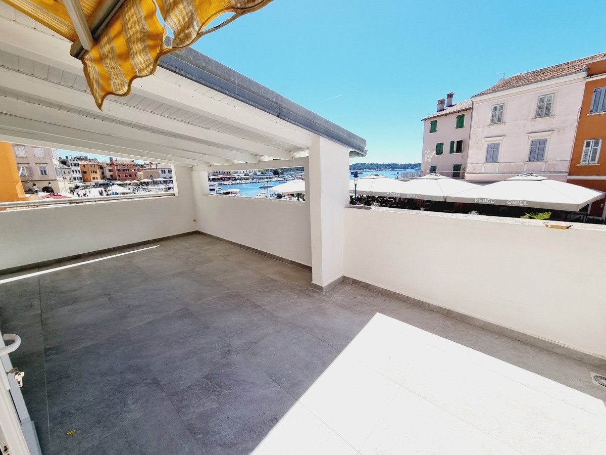 ESCLUSIVO!!! Un appartamento unico con vista sul mare e sul porto turistico nel cuore di Rovigno.