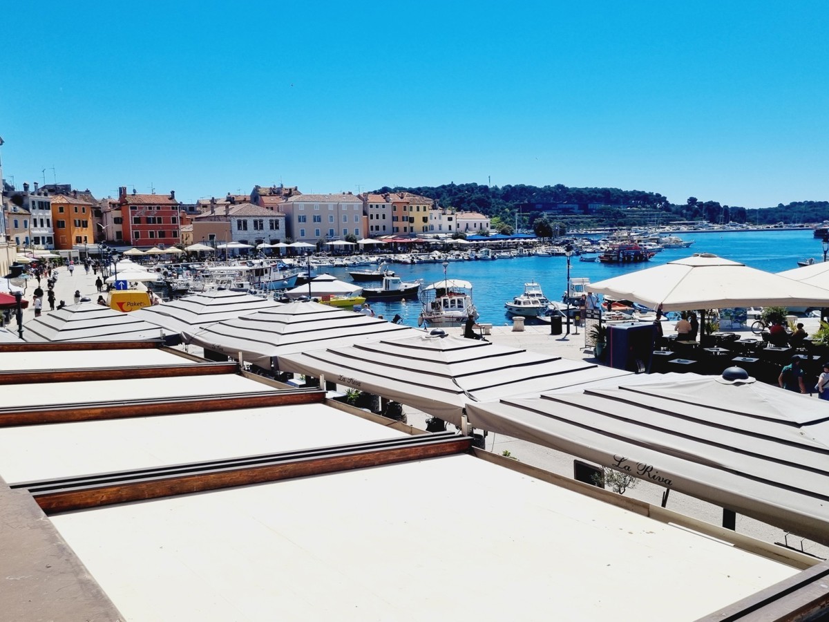 ESCLUSIVO!!! Un appartamento unico con vista sul mare e sul porto turistico nel cuore di Rovigno.