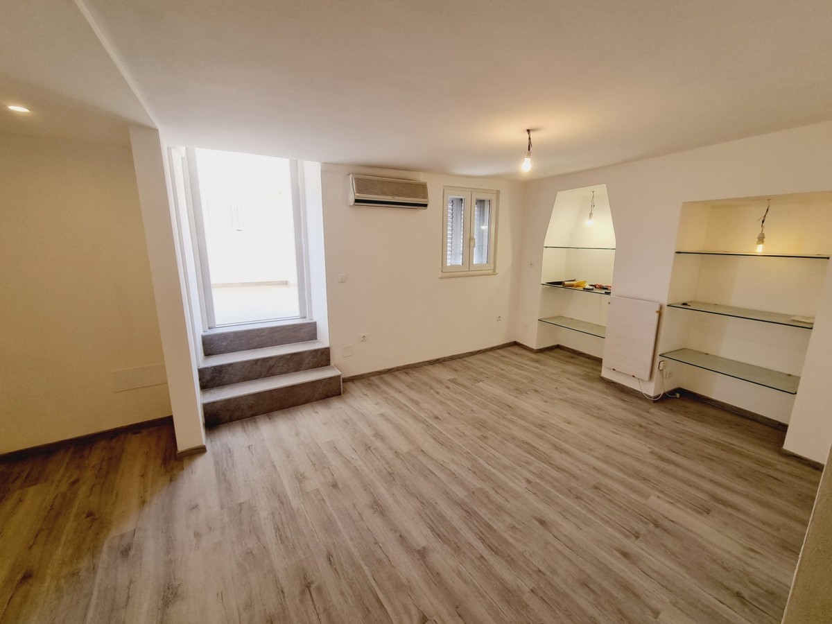 ESCLUSIVO!!! Un appartamento unico con vista sul mare e sul porto turistico nel cuore di Rovigno.