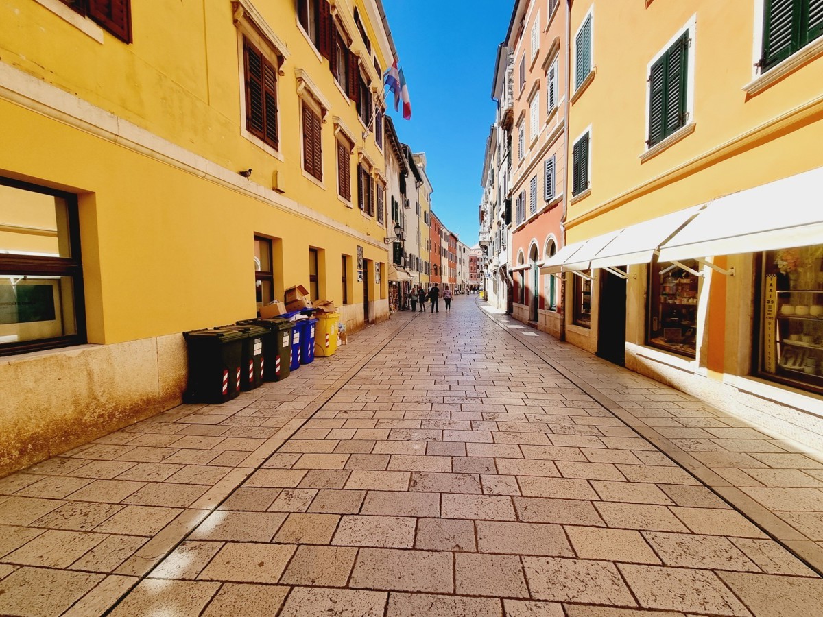 ESCLUSIVO!!! Un appartamento unico con vista sul mare e sul porto turistico nel cuore di Rovigno.