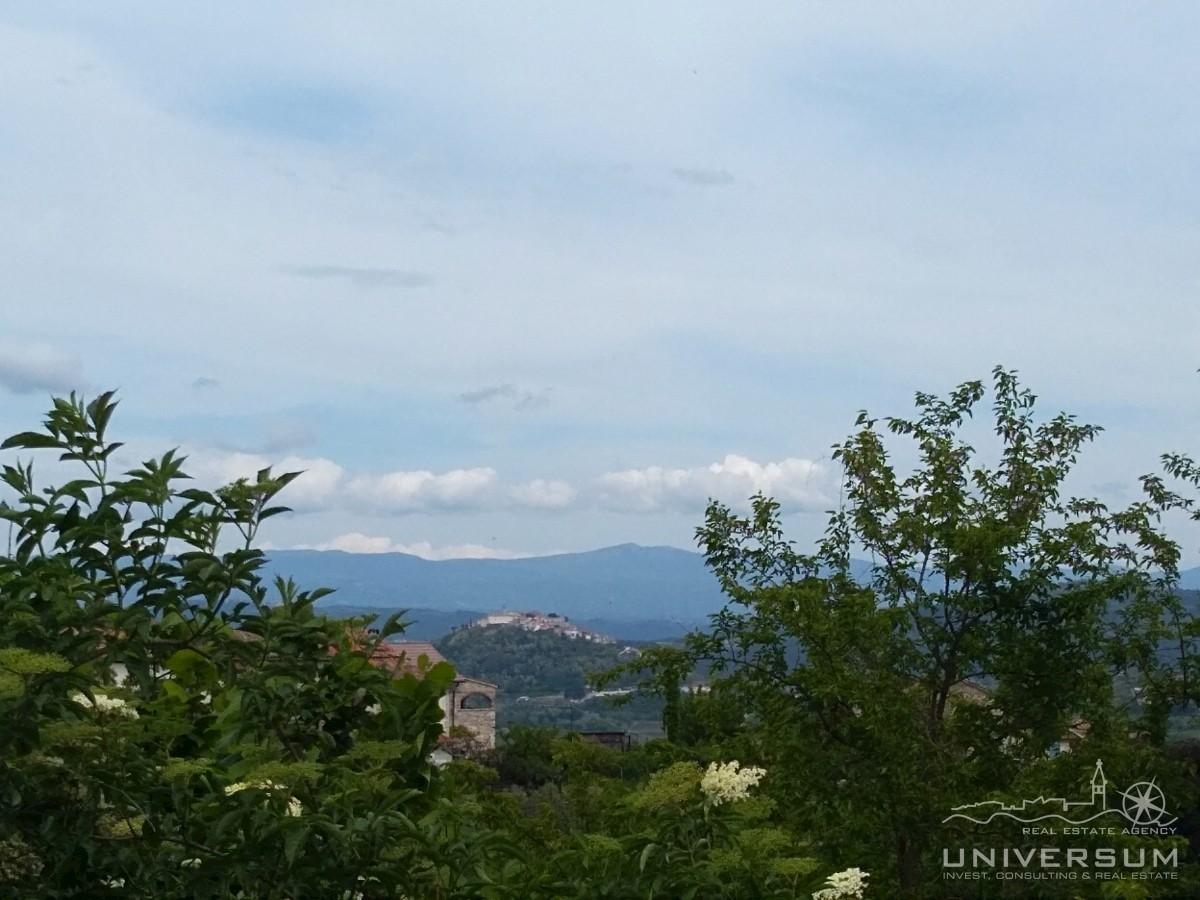 Terreno edificabile con vista su Montona, centro storico e natura a Vižinadi