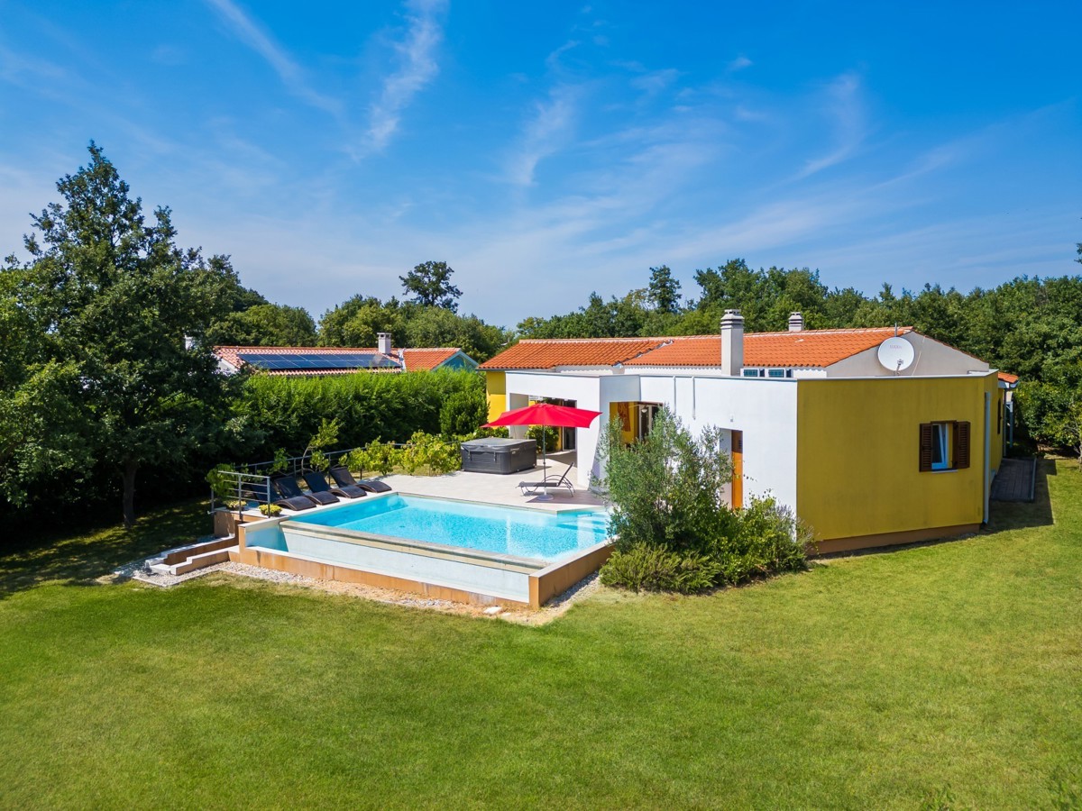Bellissima casa a un piano con piscina vicino a Svetvinčenat