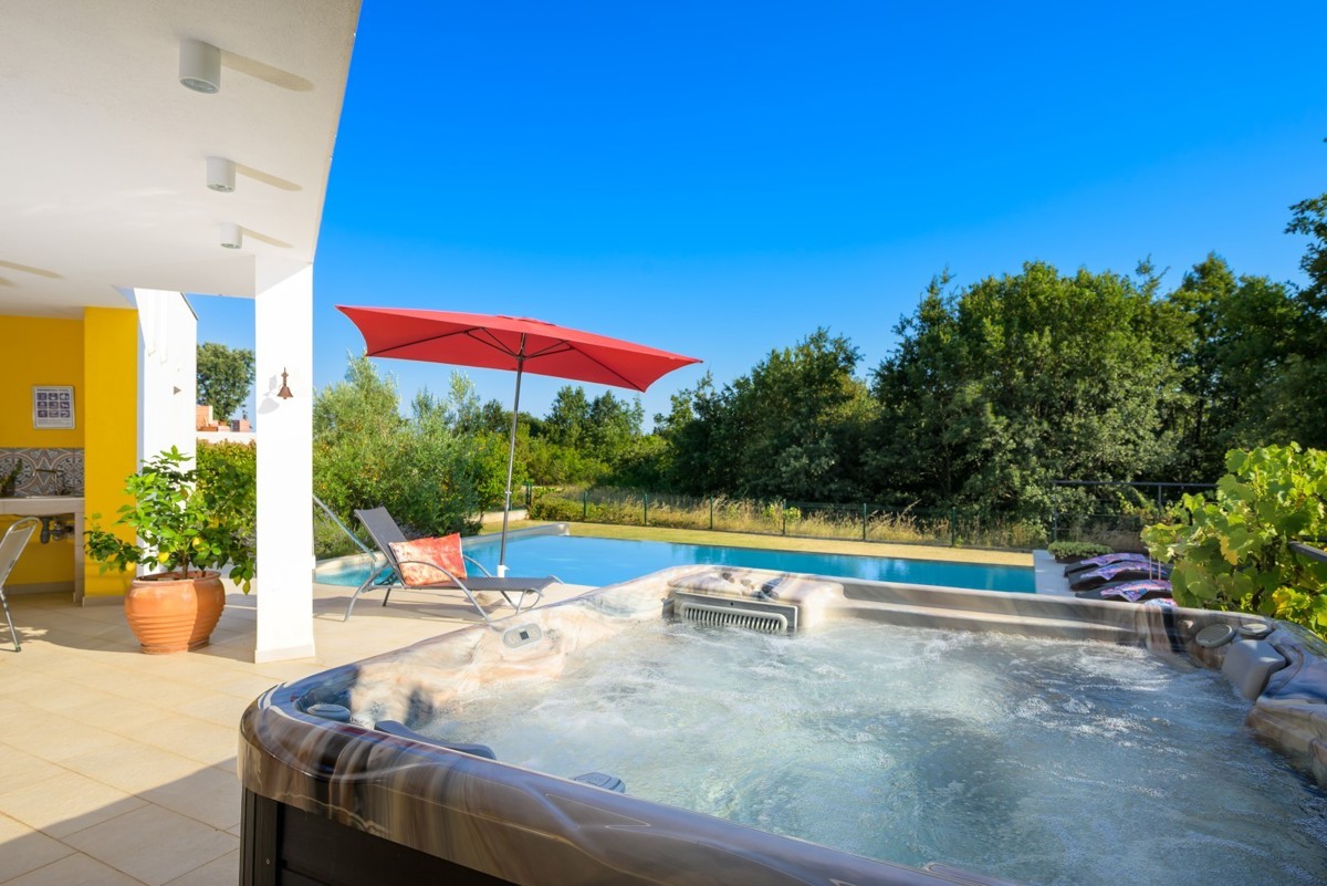 Bellissima casa a un piano con piscina vicino a Svetvinčenat