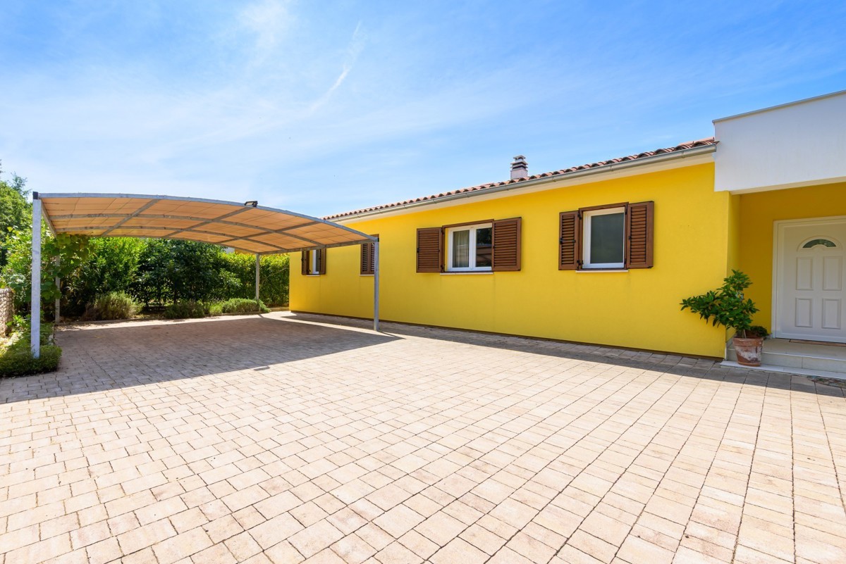 Bellissima casa a un piano con piscina vicino a Svetvinčenat