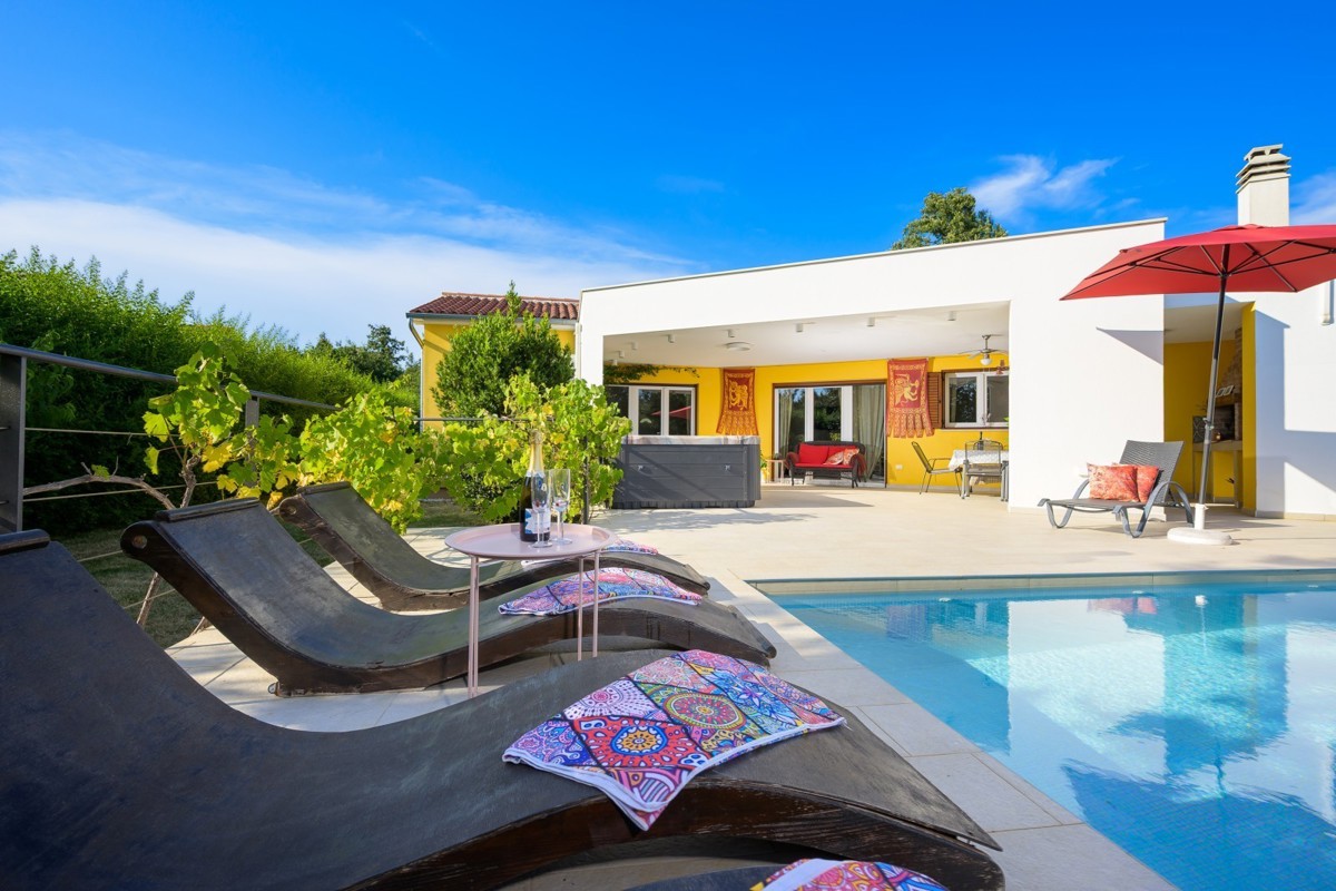 Bellissima casa a un piano con piscina vicino a Svetvinčenat