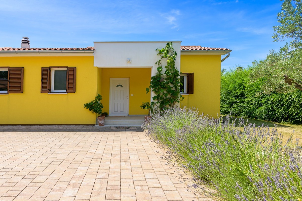 Bellissima casa a un piano con piscina vicino a Svetvinčenat