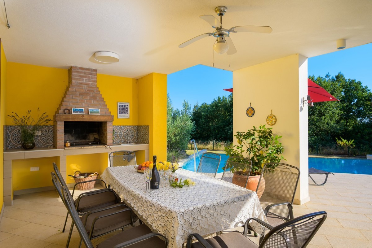 Bellissima casa a un piano con piscina vicino a Svetvinčenat