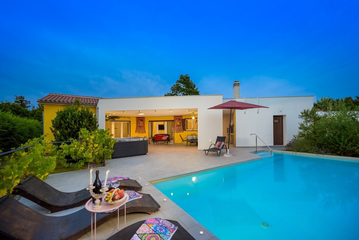 Bellissima casa a un piano con piscina vicino a Svetvinčenat