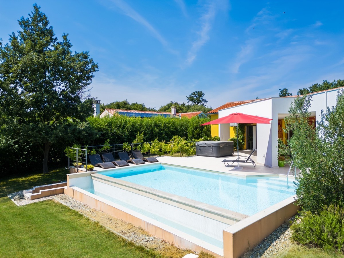 Bellissima casa a un piano con piscina vicino a Svetvinčenat