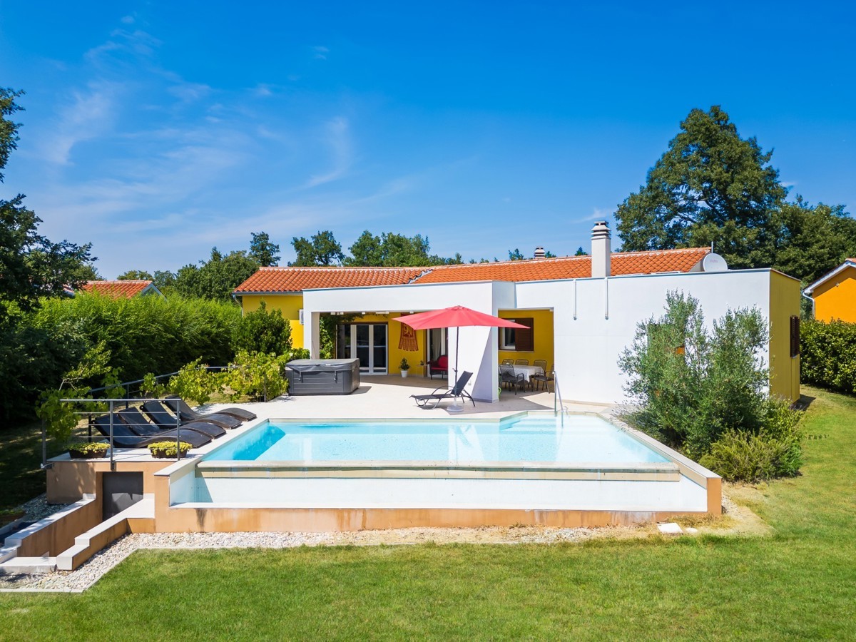 Bellissima casa a un piano con piscina vicino a Svetvinčenat