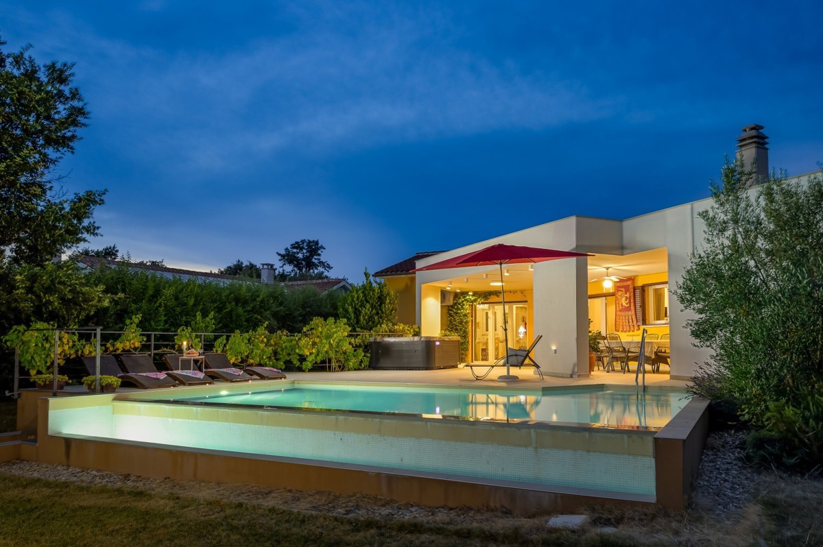 Bellissima casa a un piano con piscina vicino a Svetvinčenat